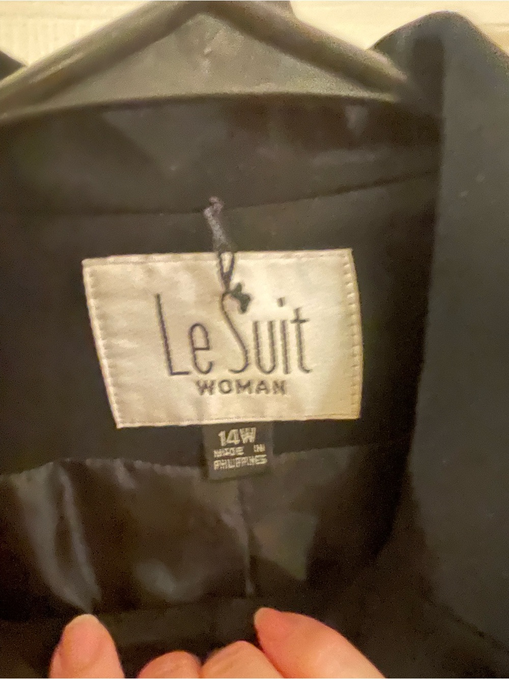 🌸5/$25🌸 - Le Suit Women’s Black Blazer with Red Stitching on Trim - Picture 3 of 3